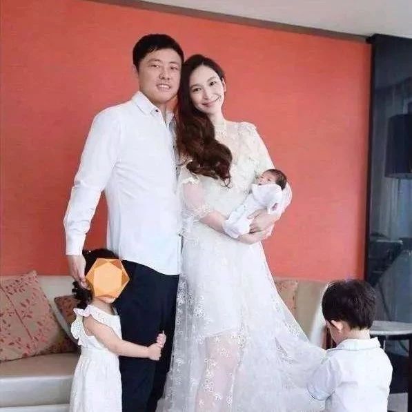 连生三胎无名分，花10亿造龙讨好婆婆，吴佩慈进豪门太难？