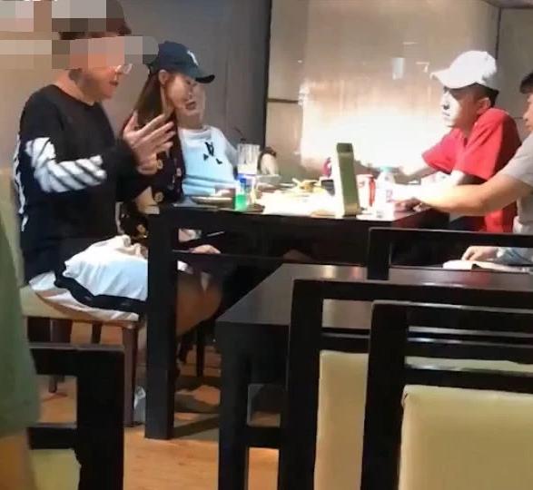 王思聪懒理被冻结270万股权，与人聚餐发福明显，整个人大一圈