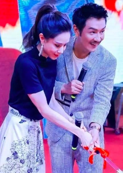 49岁陈浩民现身活动，现场下跪感谢粉丝，一旁李若彤反应亮了