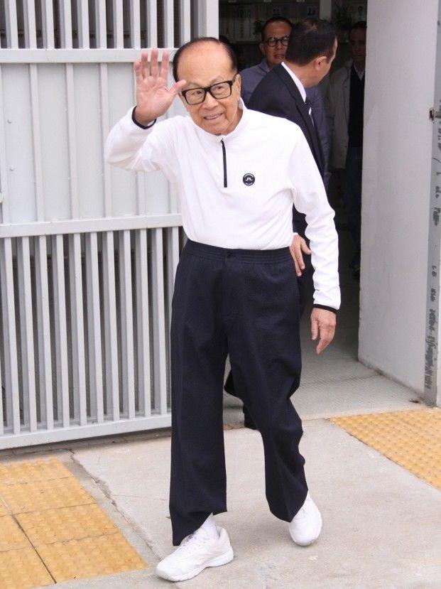 李嘉诚机场偶遇一群孩子，聊得开心送上100万包下他们全团旅费
