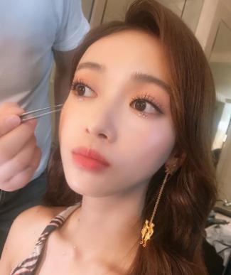 吴谨言的“水钻眼妆”火了，有谁注意到她的锁骨？网友：让人着迷