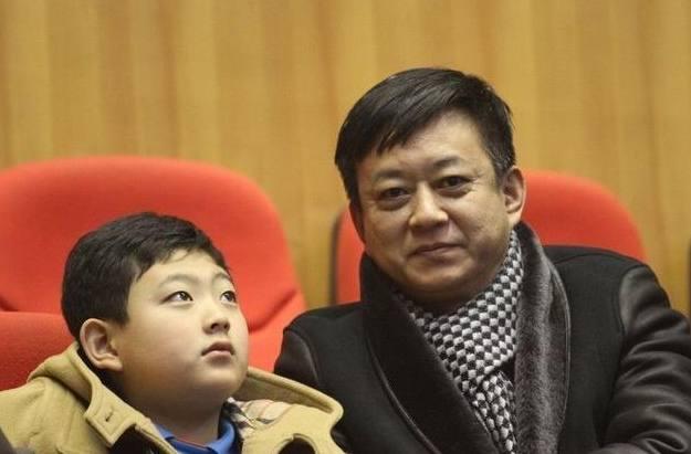 朱军带妻儿一起回老家，妻子优雅超热情，17岁儿子模样酷似爸爸