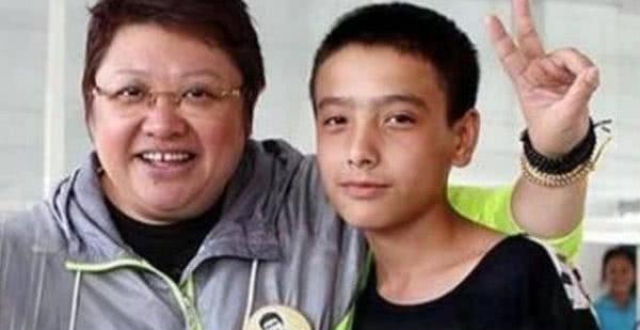 韩红养子21岁了，五官酷似吴亦凡，网友：这脸不进娱乐圈可惜了