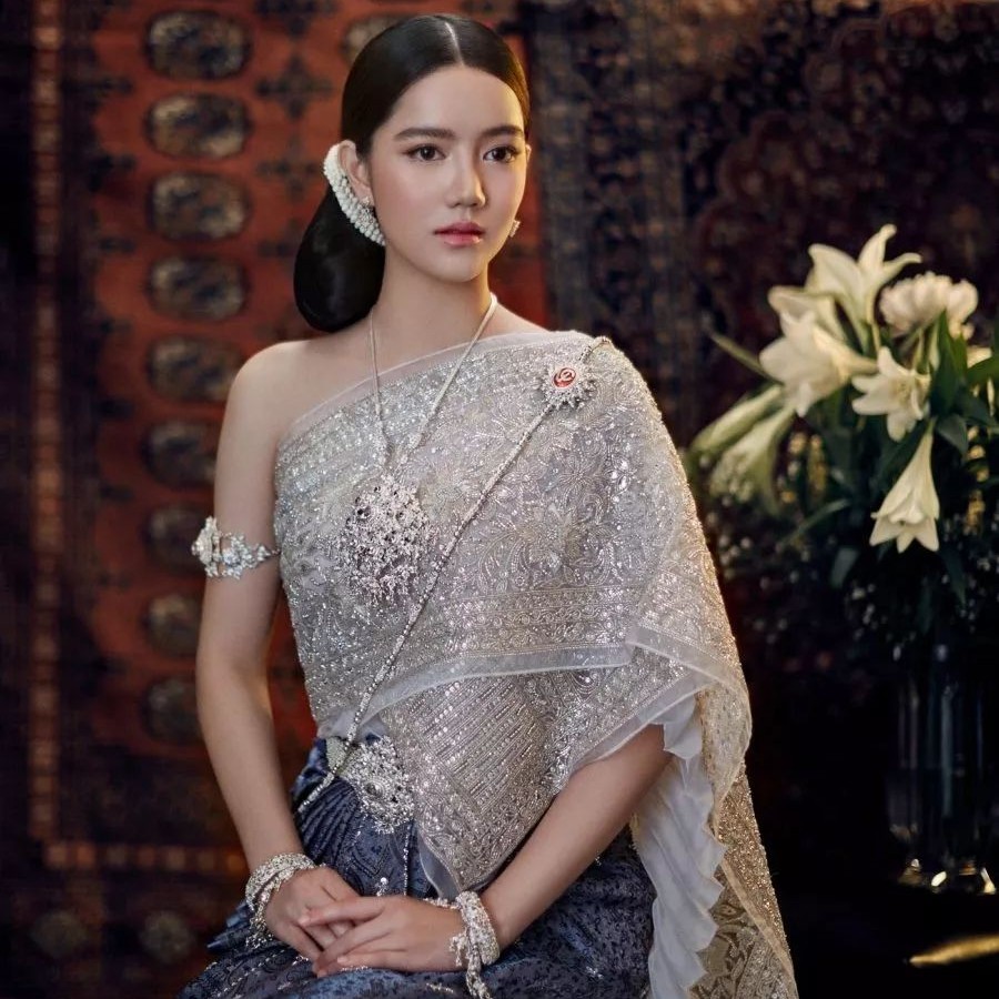 泰国美女，果然还是穿泰装比较养眼啊！