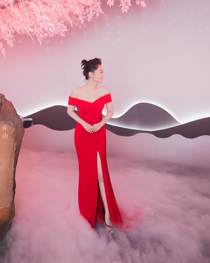 原创 许晴穿一身红裙，复古有女人味，一点不像50岁的老年人！