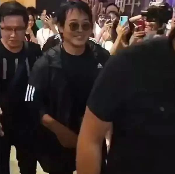 李连杰罕见现身，一头黑发堪比流量小生，网友：发际线吓人