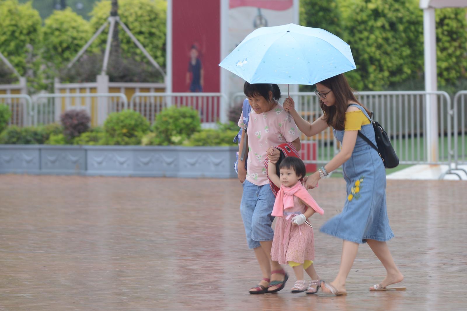 有骤雨及几阵狂风雷暴 最高温约29度