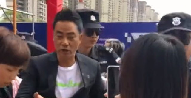 经纪人回应称任达华手部和腹部受伤正在缝合，稍后向大家报平安