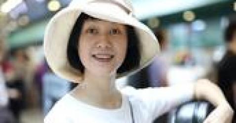 40岁倪虹洁素颜机场被拍，网友感慨：祝无双也终于老了