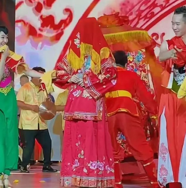 赵本山女儿开公司被调侃像超市，全家总动员助力，台上她竟披嫁衣？