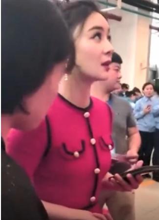明星们在台上紧张吗？袁姗姗台下一举动告诉你答案：有这么夸张吗
