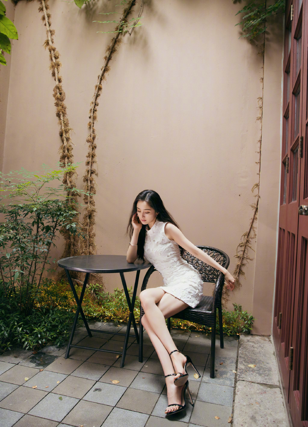 杨幂全新写真大秀小鸟腿 穿白裙长发飘逸美丽依旧