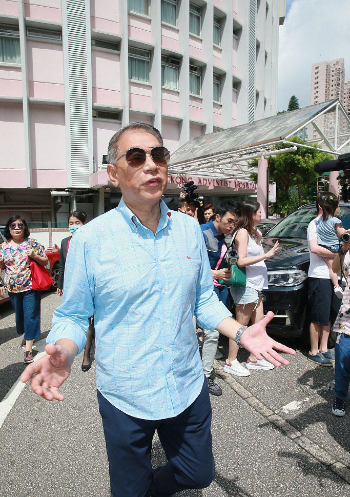 任达华二次手术后，坐轮椅露面，受伤手指首曝光包裹严密