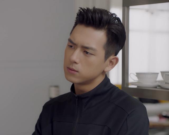 原创 李现杨紫戏外也甜蜜，杨紫巧妙回答多个问题，情商时刻在线