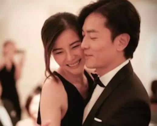 郑伊健蒙嘉慧罕见当街缠绵，老婆身体差郑伊健立誓要好好照顾她