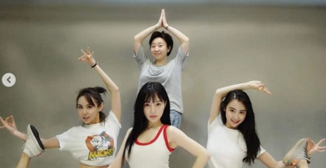 李小璐母女大秀舞姿，甜馨对镜头转圈比剪刀手，笑容甜美超自信