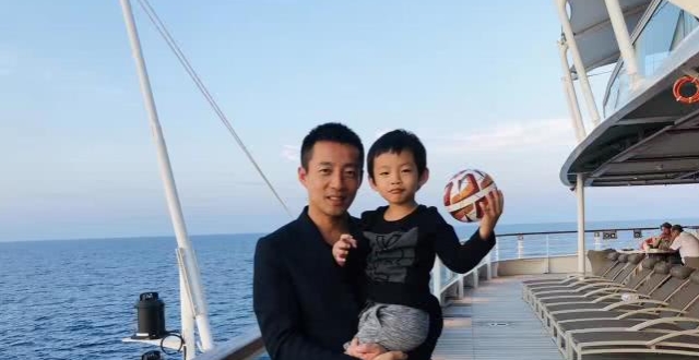 微信头像、朋友圈封面都是女儿的汪小菲终于晒儿子了，配文扎心了