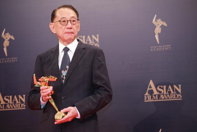 他是任达华老板，身家百亿，曾供姜文拍电影，被谢霆锋视若父亲