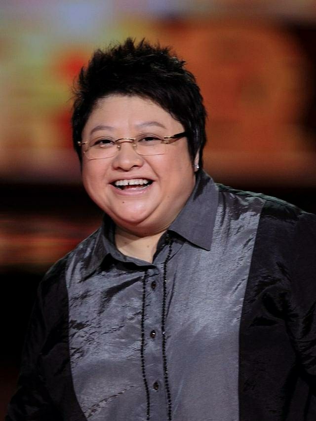 长大了！媒体曝光韩红带儿子去饭店近照，长相帅气神似吴亦凡