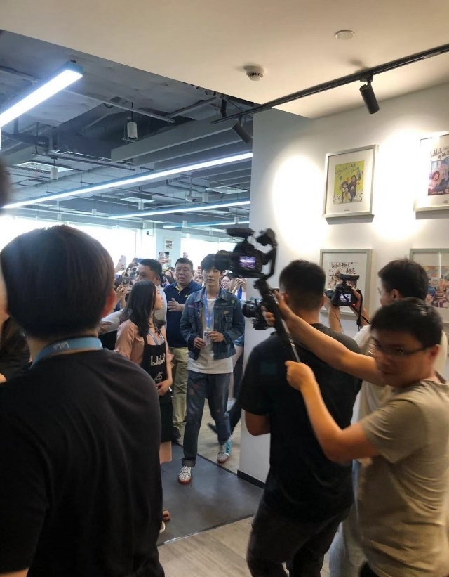 《陈情令》男主肖战现身上海被偶遇晒生图，网友：清新帅气笑容甜