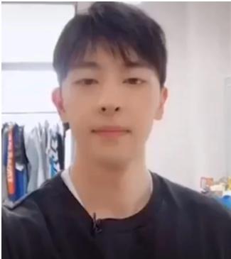邓伦晒自拍照，却被身后的人抢镜，网友：韩商言，是你吗？