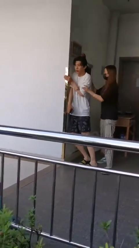 范丞丞上班转角差点撞到女生，瞬间被吓到腿软，这神动作太可爱了