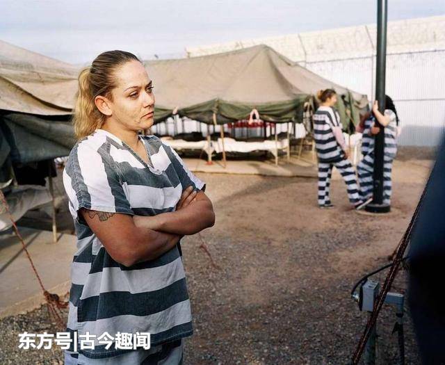 俄罗斯女子监狱举办时装秀，走秀女囚气场不输超模