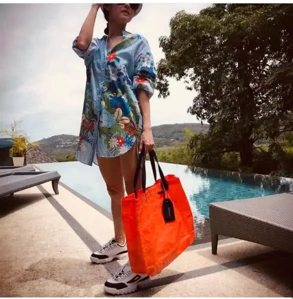 张柏芝晒度假美照 与两儿子同框亲嘴感情超好