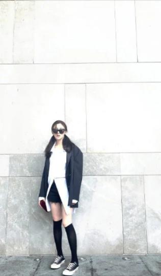 张天爱瘦出新高度，穿滑板袜大秀筷子腿，网友：这P的也太假