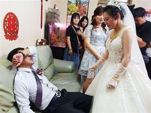 女儿出嫁拜别·父亲掩脸痛哭
