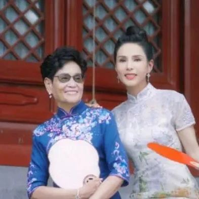 李若彤和母亲拍旗袍写真照，气质优雅，不愧是“不老女神”