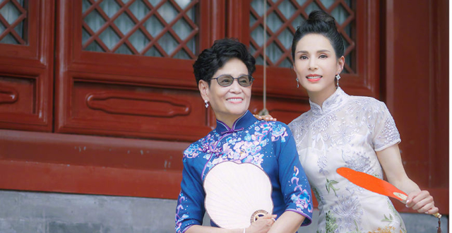 李若彤与妈妈旗袍写真曝光，母女俩罕见同框高颜值气质佳
