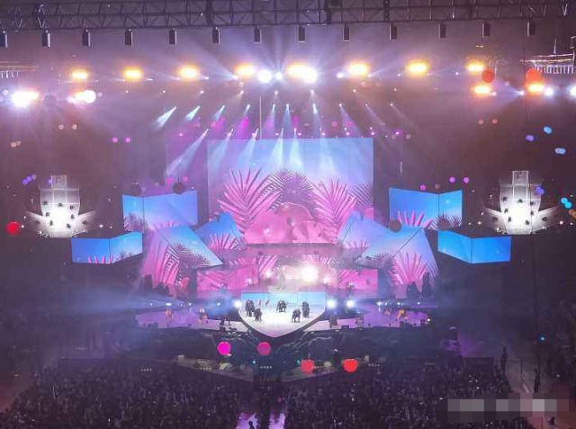 张艺兴演唱会门票8秒售罄，尬吹爆满，网友：哪里用买，都直接送
