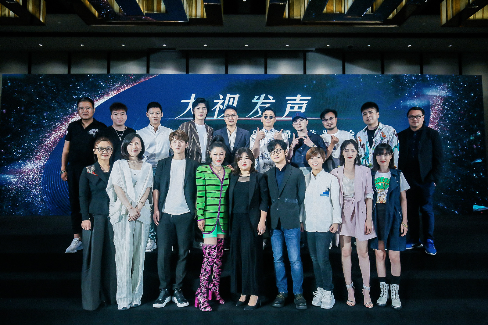 袁娅维称唱歌之前学的表演：希望有机会演武戏