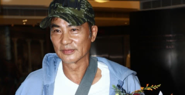 任达华被刺后出院状态好，右手被纱布包裹，腹部受伤位置可见胶带