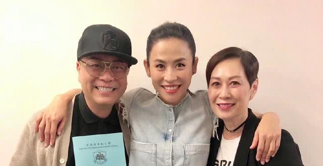 58岁欧阳震华减产多年专心伴妻不愁生计，妻子家世显赫身家丰厚