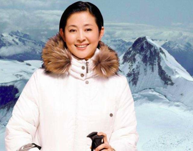 60岁倪萍近照暴瘦走路需搀扶，疑因减肥过度皮肤松弛但气质不减