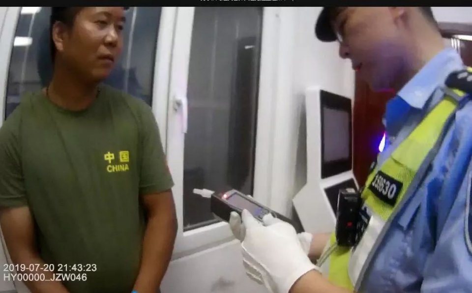 山东：司机酒驾遇交警，逃跑时意外撞车！到底还是把交警招来了！