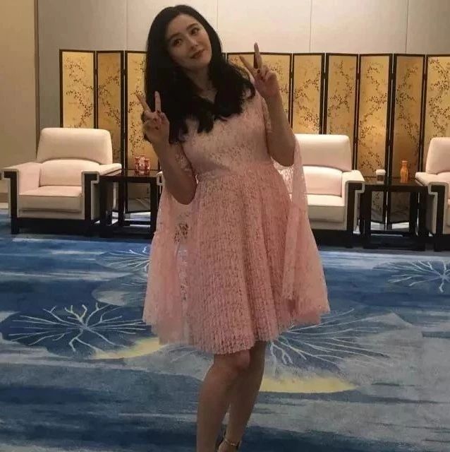 范冰冰出席活动胖到粉丝不敢认，肚子被勒出痕迹，一下子像老10岁！