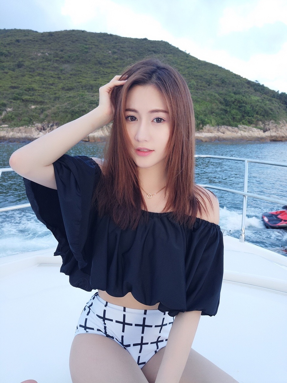 被曝与嫩模交往半月后，英皇太子又与另一美女当街热吻，感情真乱