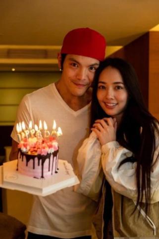 向左郭碧婷又来晒幸福，这次的礼物最“贵重”，网友：字才是重点