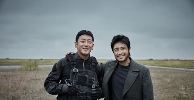 河正宇 李秉宪《白头山》杀青 二人合影面带伤痕笑容灿烂