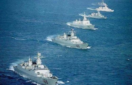 来家门口耀武扬威？2万吨巡洋舰擅闯近海，我军3千吨军舰全速撞去