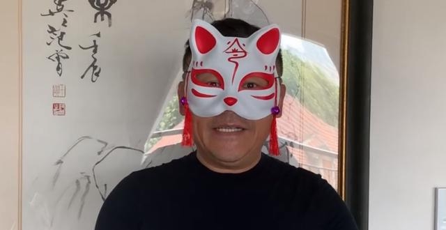 周立波携妻子游玩福建，受着名侨领热情款待，力破被刑事拘留传闻