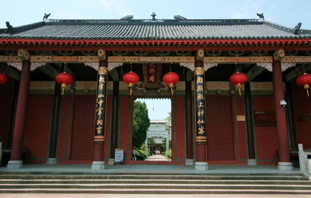 张天师：教众奉张道陵为天师，后世称为天师道或正一道