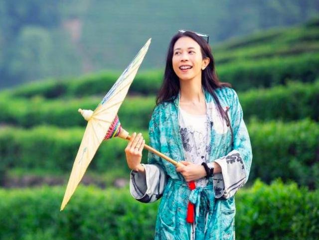57岁周星驰被曝秘婚又否认，前绯闻女友莫文蔚罕见回应意味深长