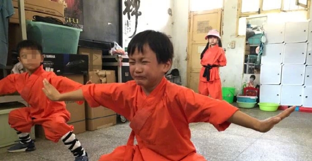 乐嘉再送6岁半女儿上少林寺，灵儿被罚扎马步全程痛哭惹人心疼