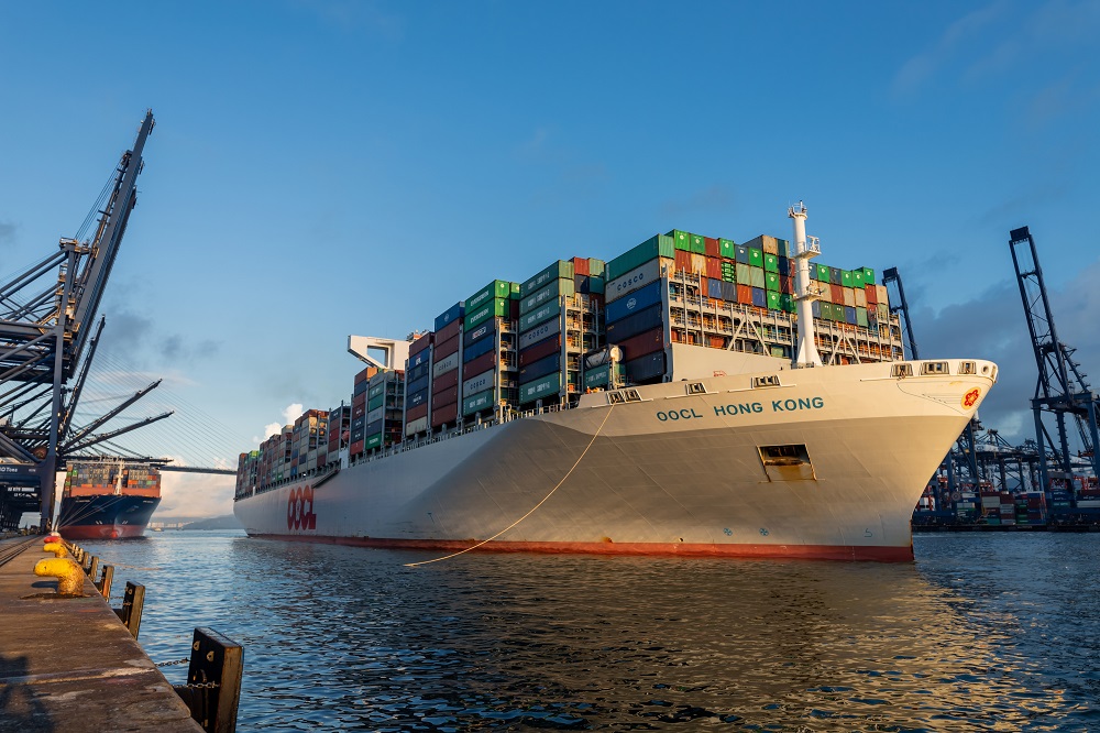 全球最大货柜船「东方香港号」泊港 巩固航运枢纽地位