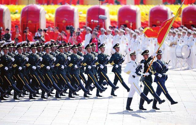 没对比就没伤害！这国队列表演“震撼世界”，让解放军莫名上热搜