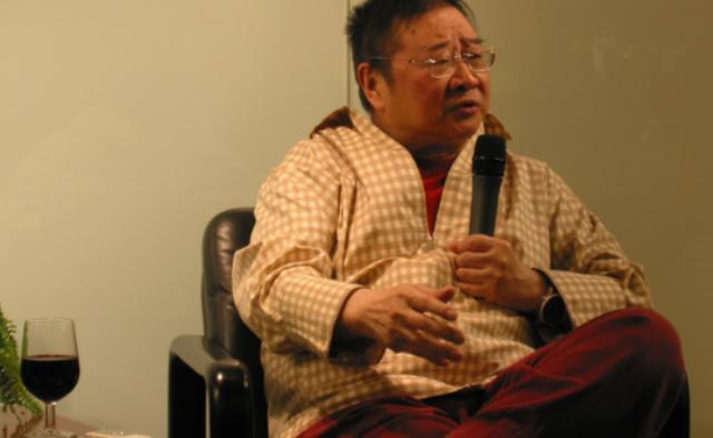 84岁倪匡罕见现身，自曝百病缠身朝不保夕，与妻子相爱60年